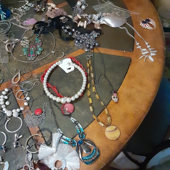 I have Jewelry- Betsy Johnson necklace - house decor- coach 👛 and a poppet purs - Picture 15 of 16